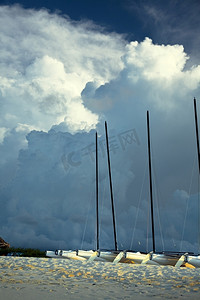 游艇在暴风雨云层的天空中靠岸