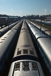 雷公藤摄影照片_火车停靠在火车站。Trivandrum，印度喀拉拉邦