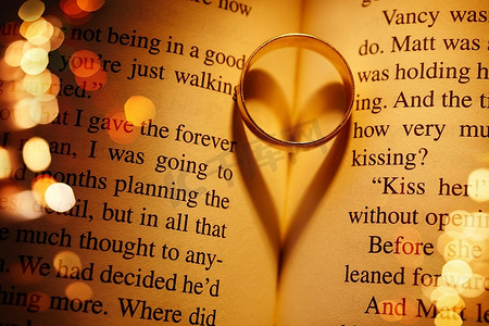 浪漫小说中的结婚戒指创造了一个心形的阴影，还有淡淡的f/x