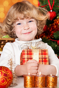 快乐的孩子拿着装有装饰品的圣诞树礼盒