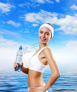 纯净水摄影照片_运动女性和纯净水