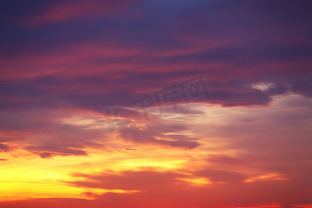 戏剧性的夕阳西下，云雾缭绕