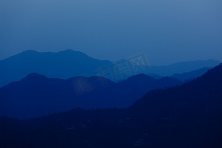 日落后的山脉(喜马拉雅山)。使用文案空间。希姆拉，喜马恰尔邦，印度