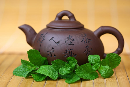 中国颜色摄影照片_中国背景下的薄荷茶