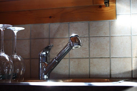 洗厨房水槽里的玻璃