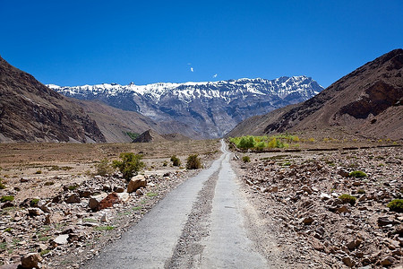 山区的公路(喜马拉雅山)。喜马恰尔邦斯皮提山谷，印度