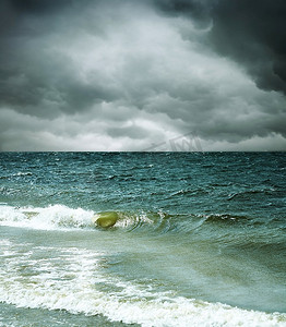 大风海浪摄影照片_大风，选择性聚焦最近的海浪