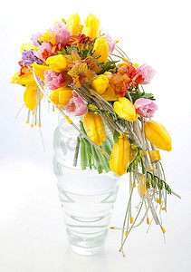 花卉--白色背景的透明花瓶中的彩色花束插花中心