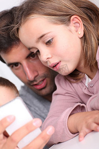 儿童智能摄影照片_父亲和孩子玩智能手机