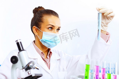 个人vip和企业vip免费下载在实验室与液体打交道的年轻女科学家卡通