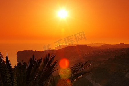 山水太阳摄影照片_阳光照耀下的夏日山水
