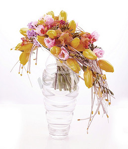 玻璃花瓶中五颜六色的花卉图案，白色上孤立着黄色郁金香