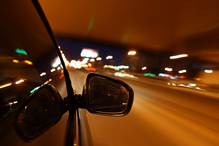 在行中摄影照片_夜间行驶的汽车在行驶中发出蓝光