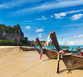 泰国热带海滩上的长尾船