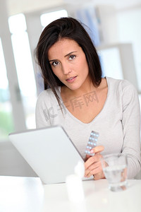 一位女士在网上看药量