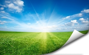 太阳和绿色的新鲜草地田野蓝天，折角版面