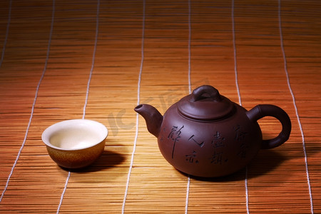霜打过的竹子摄影照片_中国背景下的薄荷茶