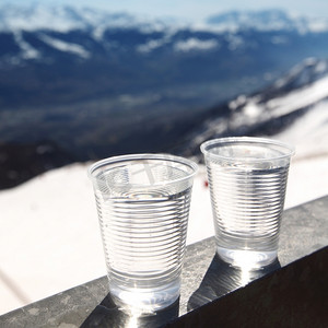 冰冻背景摄影照片_背景中的杯山中的水