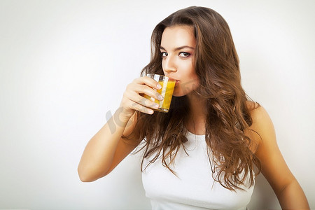 女人喝果汁头发美女