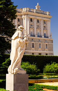西班牙马德里，阳光明媚的时候，萨巴蒂尼花园，马德里皇宫