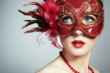 戴着红色神秘威尼斯面具的美丽年轻女子