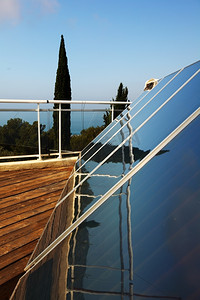 家装蓝色背景摄影照片_蓝天背景上的太阳能电池