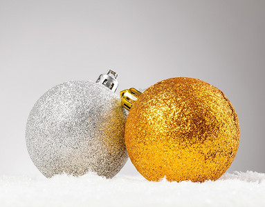 雪地上的圣诞装饰球