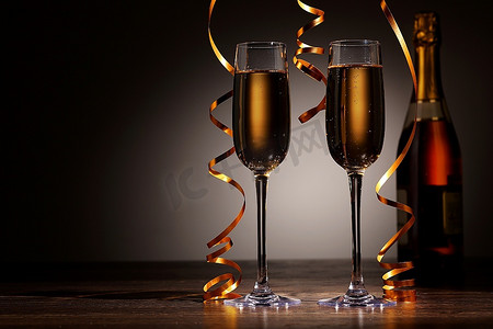 晚会背景摄影照片_新年晚会上的几杯香槟