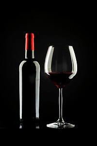 红葡萄酒杯剪影黑色背景
