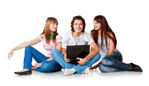 三个学生坐在地上，面带微笑，交谈着；一个拿着笔记本的人；在白色背景上