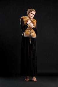 披风模特摄影照片_穿着黑色连衣裙和狐皮披风的时装模特-魅力风格