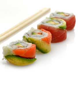 红鱼海鲜摄影照片_寿司卷配红鱼和牛油果，白色背景下的特写