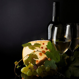 camembert摄影照片_白葡萄酒和奶酪在黑色