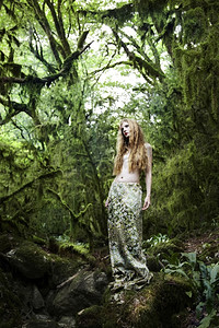 肖像的浪漫女子在童话森林
