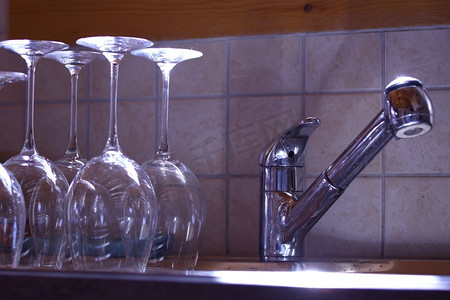 洗厨房水槽里的玻璃
