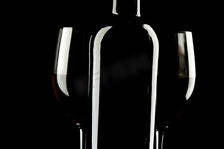 红葡萄酒杯剪影黑色背景