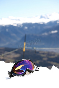 山间动画摄影照片_山间滑雪板面罩