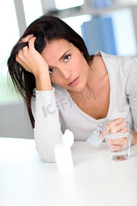 一名女性服用药物缓解头痛
