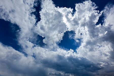 云朵在天空中聚集