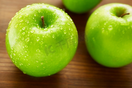 健康营养理念，木桌上有苹果，有选择的焦点