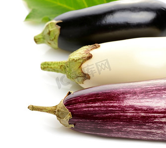 紫色蔬菜摄影照片_白色背景上的茄子杂色