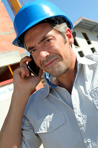 工程师与蓝色安全头盔谈手机
