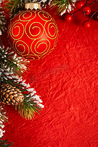 红色纸上圣诞树装饰品的边框