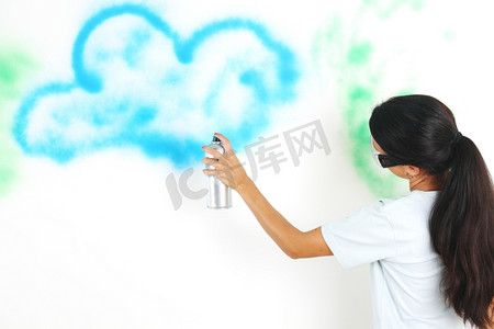 空气能背景摄影照片_一名女子在巴隆的墙上作画