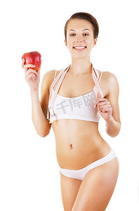 健康迷人的女孩，白色背景上有卷尺和苹果