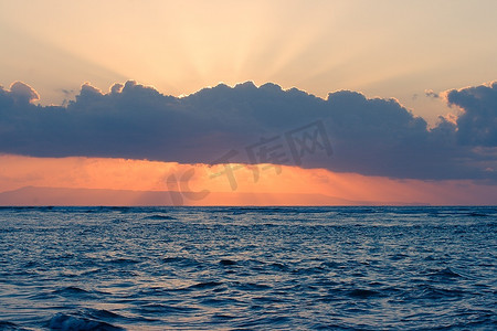 黄昏日漫摄影照片_热带日出上平静的海洋