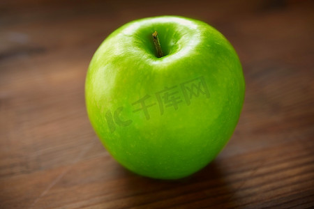 健康营养理念，木桌上有苹果，选择性聚焦