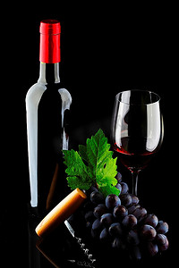 解百纳摄影照片_装有红酒、玻璃杯和葡萄的瓶子