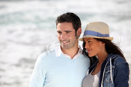 一对浪漫的情侣在海滩上散步