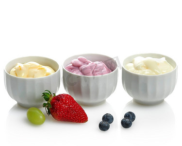 葡萄酸奶摄影照片_新鲜什锦酸奶配水果和浆果
